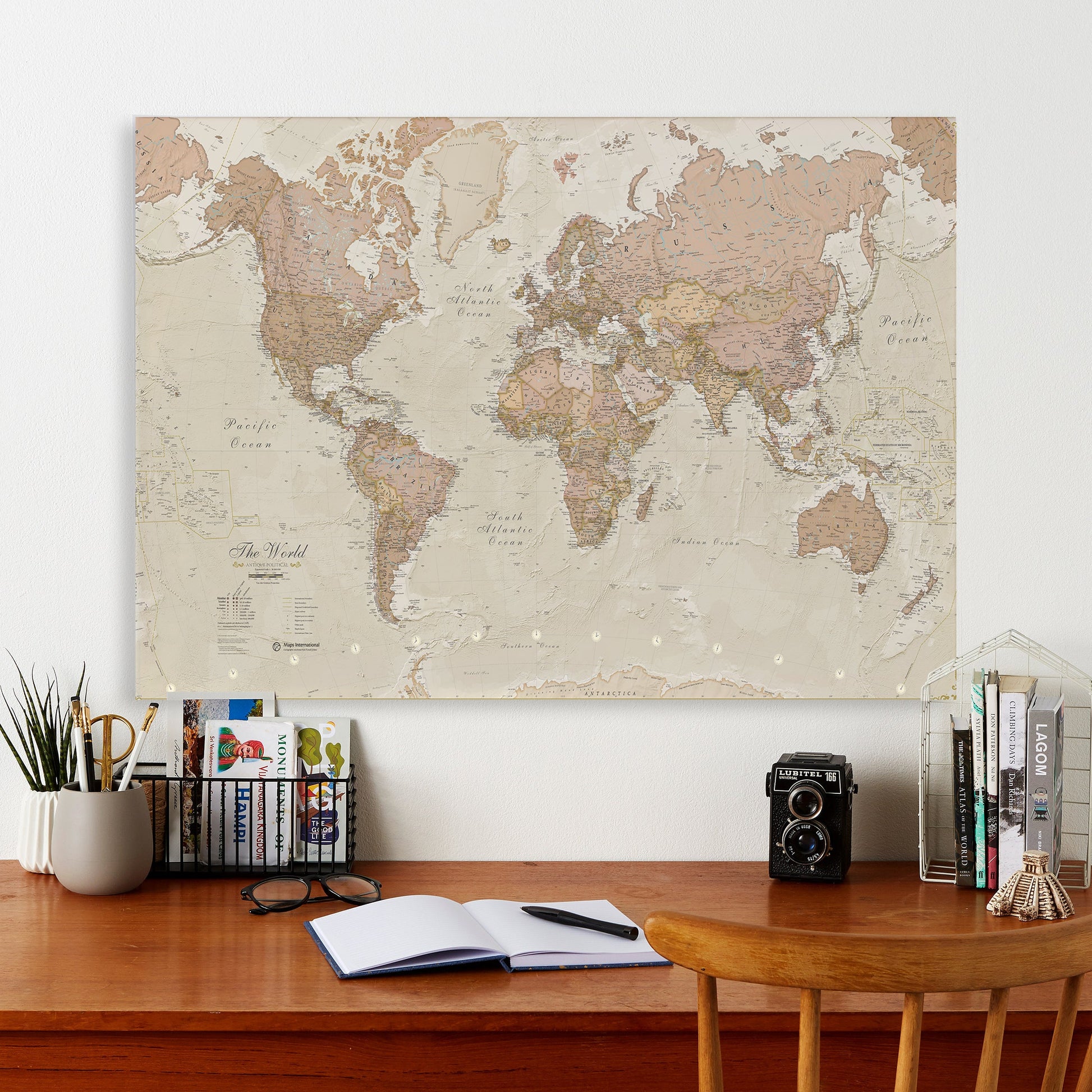 WM01164_M_CANVA - Vintage Map of the World