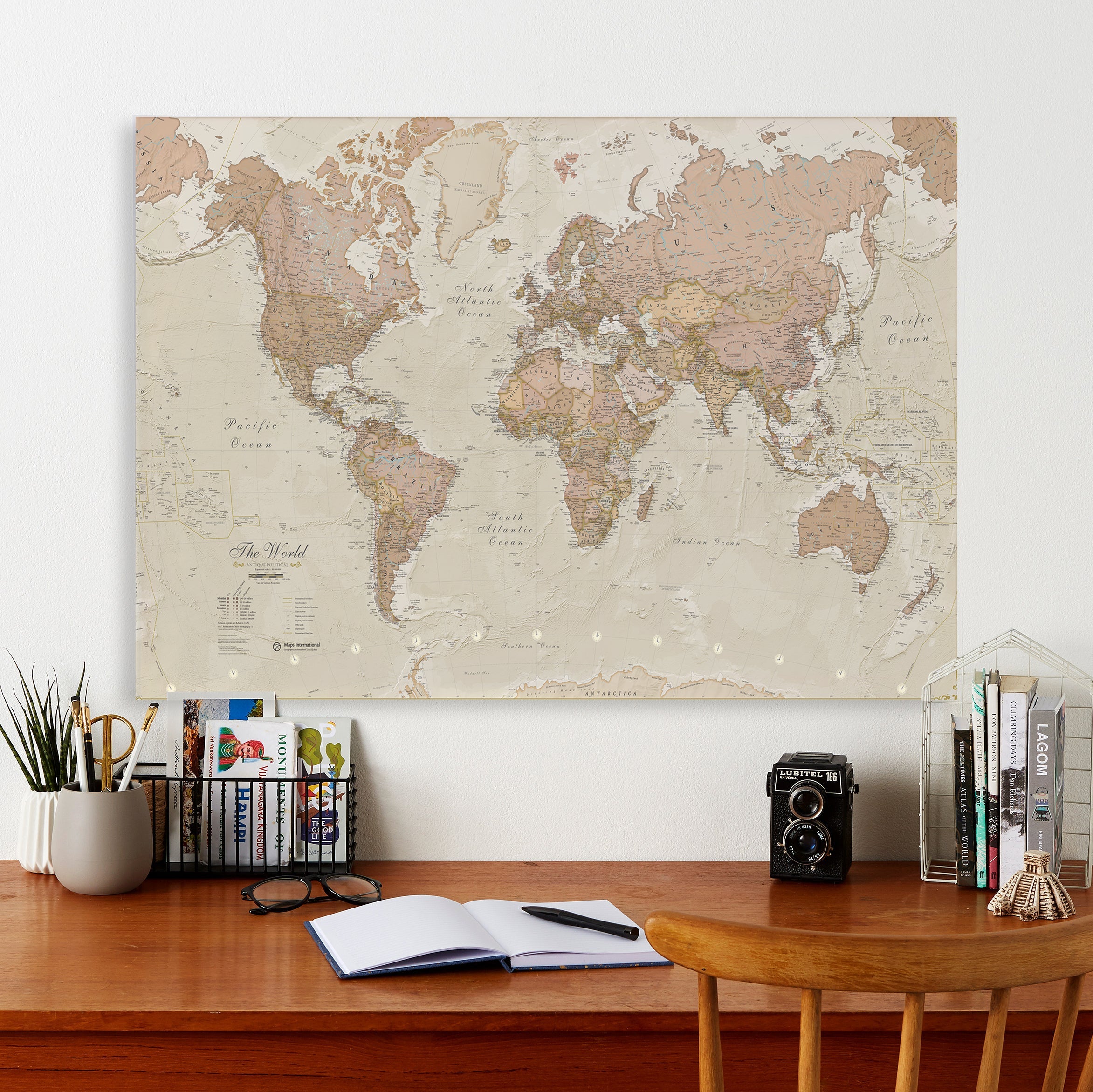 WM01164_M_CANVA - Vintage Map of the World