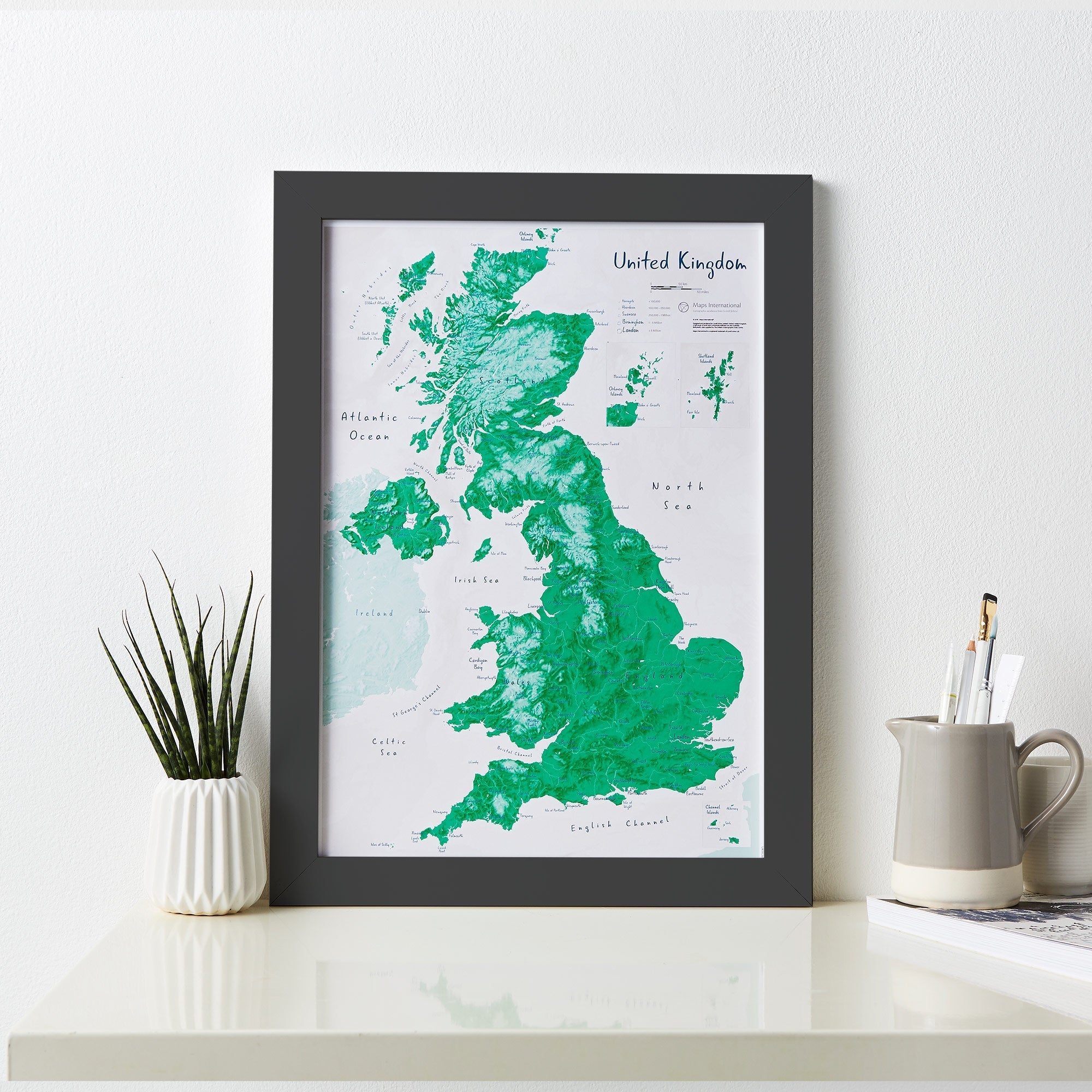 UK01673_3_WDBLA - UK as Art Map - Shamrock