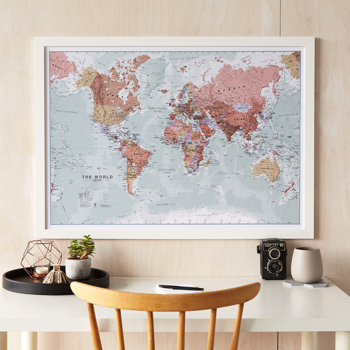 WM00671_M_WDWHI - Executive World Wall Map Political